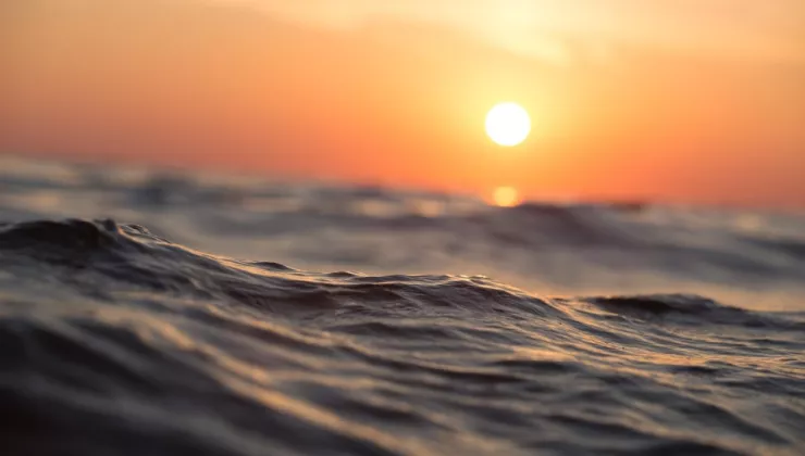 ocean with sun 